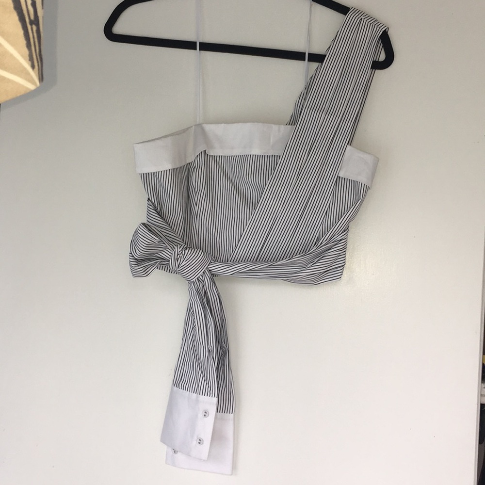 NWT KENDAL & KYLIE crop top